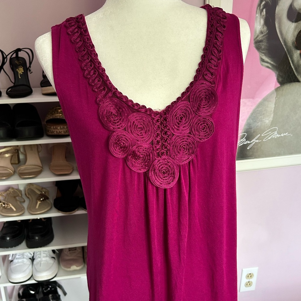 🍷Soft and flowy pink tank top with a beautiful rose design on the front